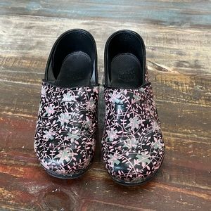 Dansko Women’s Size 40 Clogs